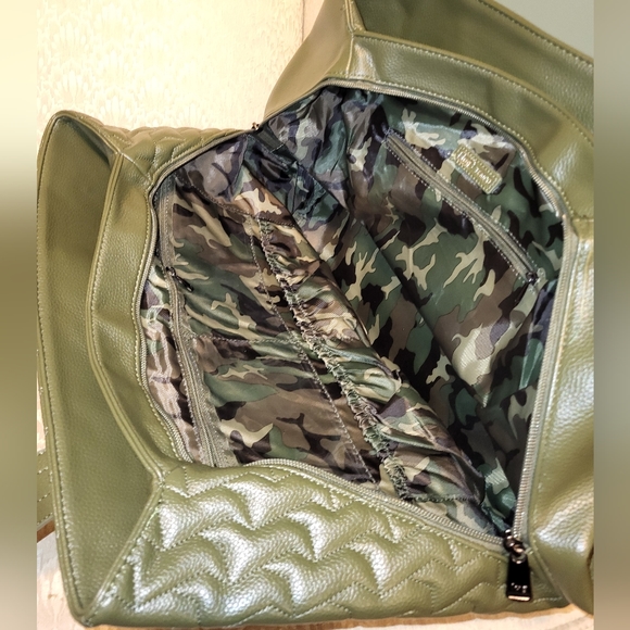 Lug Tempo VL Classic Quilted Beautiful Carryall Olive Camo Tote - Picture 5 of 7